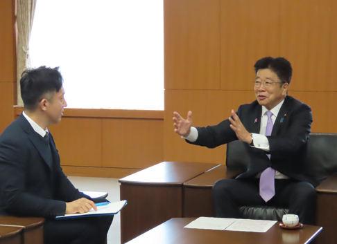 写真:インタビューの様子