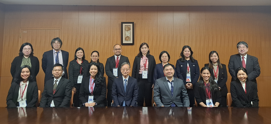 第24期研究員(前列6名及び後列中央7名)と井藤金融庁長官(前列中央) 及び当庁スタッフとの記念撮影