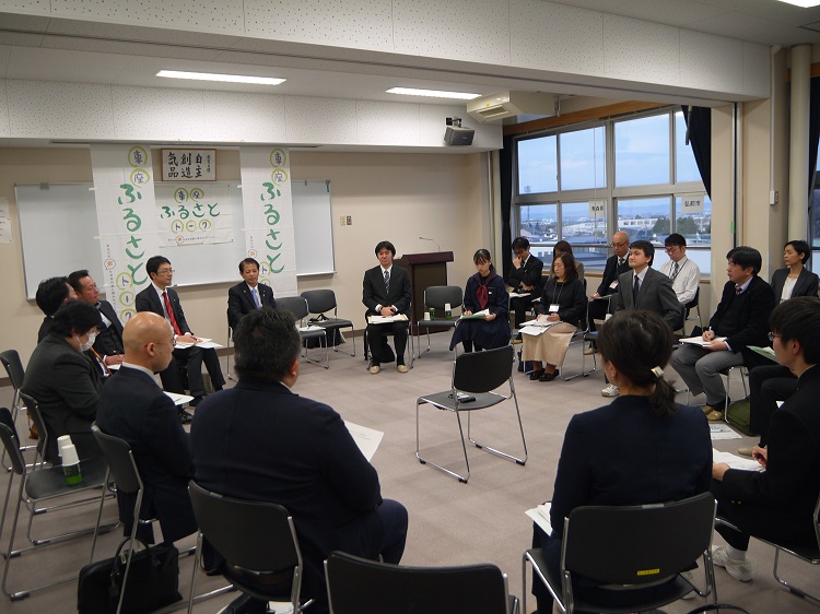 写真1(車座ふるさとトークの様子)