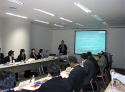 写真(証券監視委による講義)