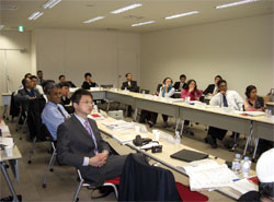 写真(講義を聴く研修生)